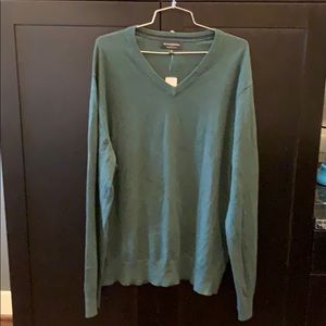 Green Men’s v-neck sweater